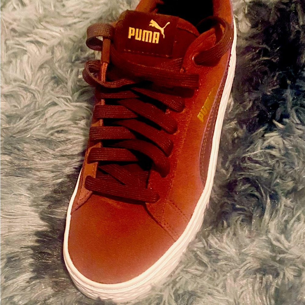 Pumas size 6 they are suede material